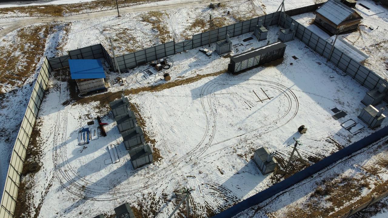 Площадка с воздуха: КТП по периметру, на земле снег